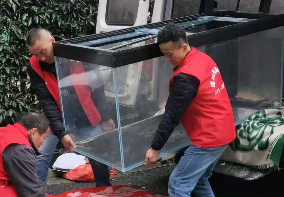 大鱼缸搬运上楼